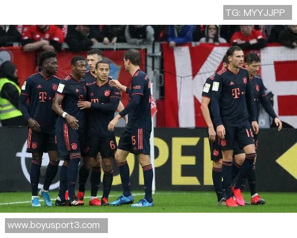 穆勒携家人共度假期现场观赛拜仁男篮圣诞前夕盛况