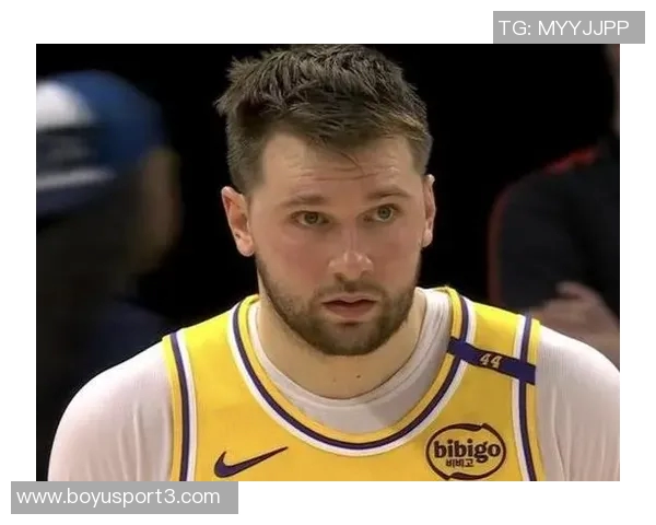 东契奇轻松战胜雷迪克玩匹克球引发笑声让他气坏了真是太有趣了