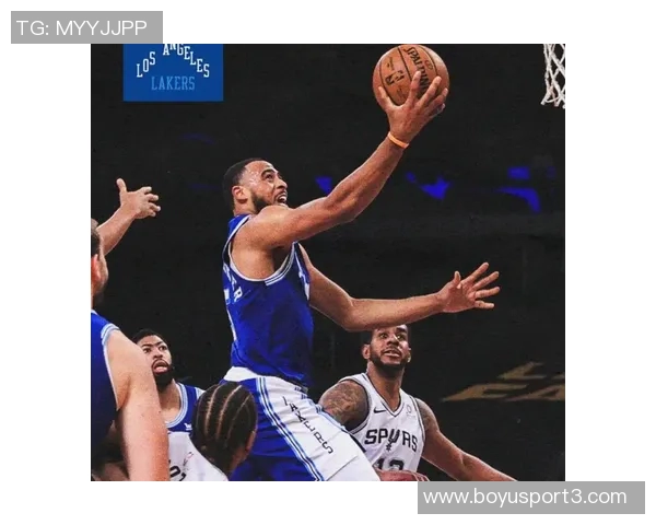 布劳恩展现排球技巧接穆雷长传双手垫球成功完成空接