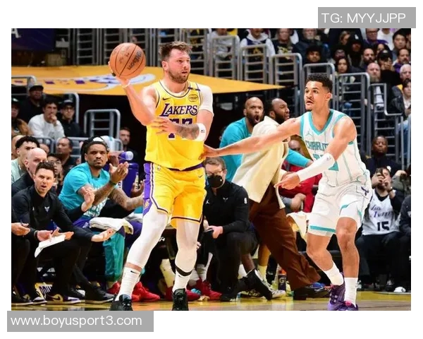 湖人尽管失误频频三分不佳却凭借进攻篮板拼搏奋战