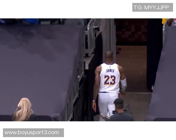 华子提前离场沮丧落后29分球员通道内情引发热议 华子提前离场沮丧落后29分球员通道内情引发热议